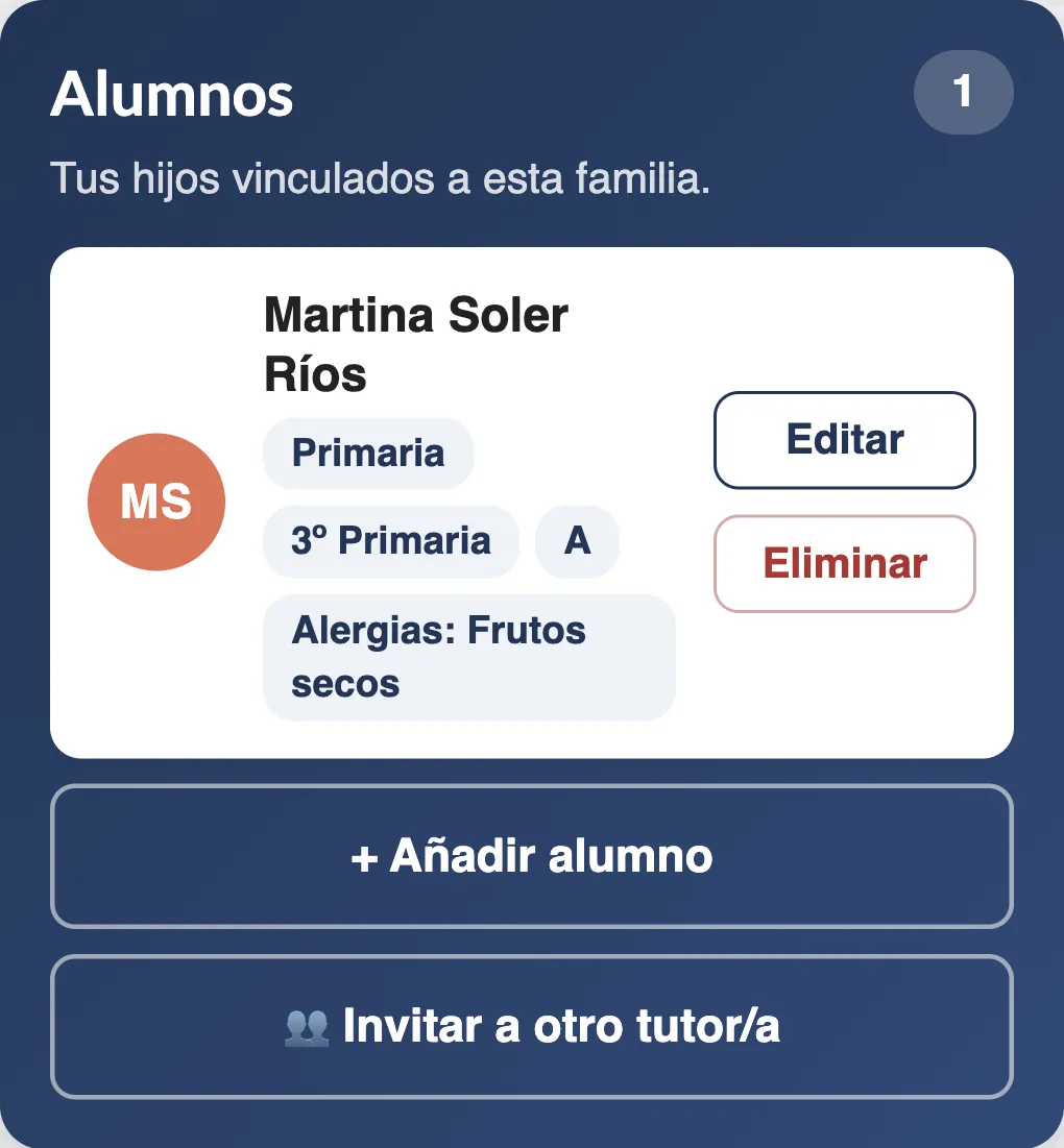 Bloque de Alumnos dentro de la App: los hijos vinculados a esta familia, cada uno con su etapa, su curso, su clase y sus alergias, y debajo los botones de añadir alumno e invitar a otro tutor.