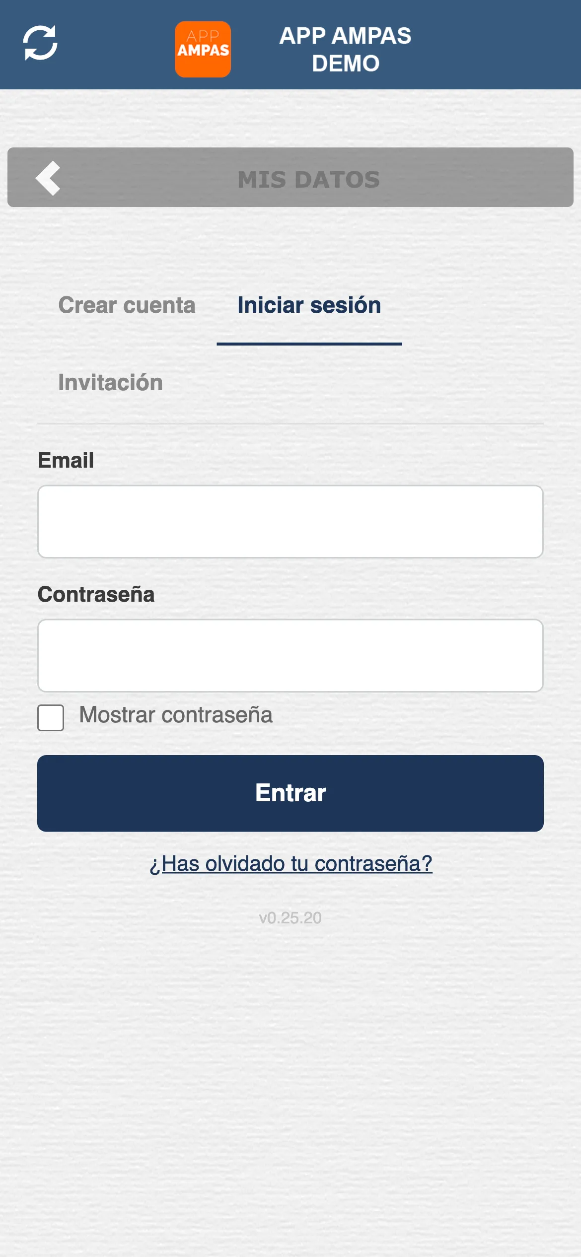 Pantalla de acceso de la App: las pestañas de crear cuenta, iniciar sesión e invitación, los campos de correo y contraseña con la casilla de mostrarla, el botón de entrar y el enlace de contraseña olvidada.