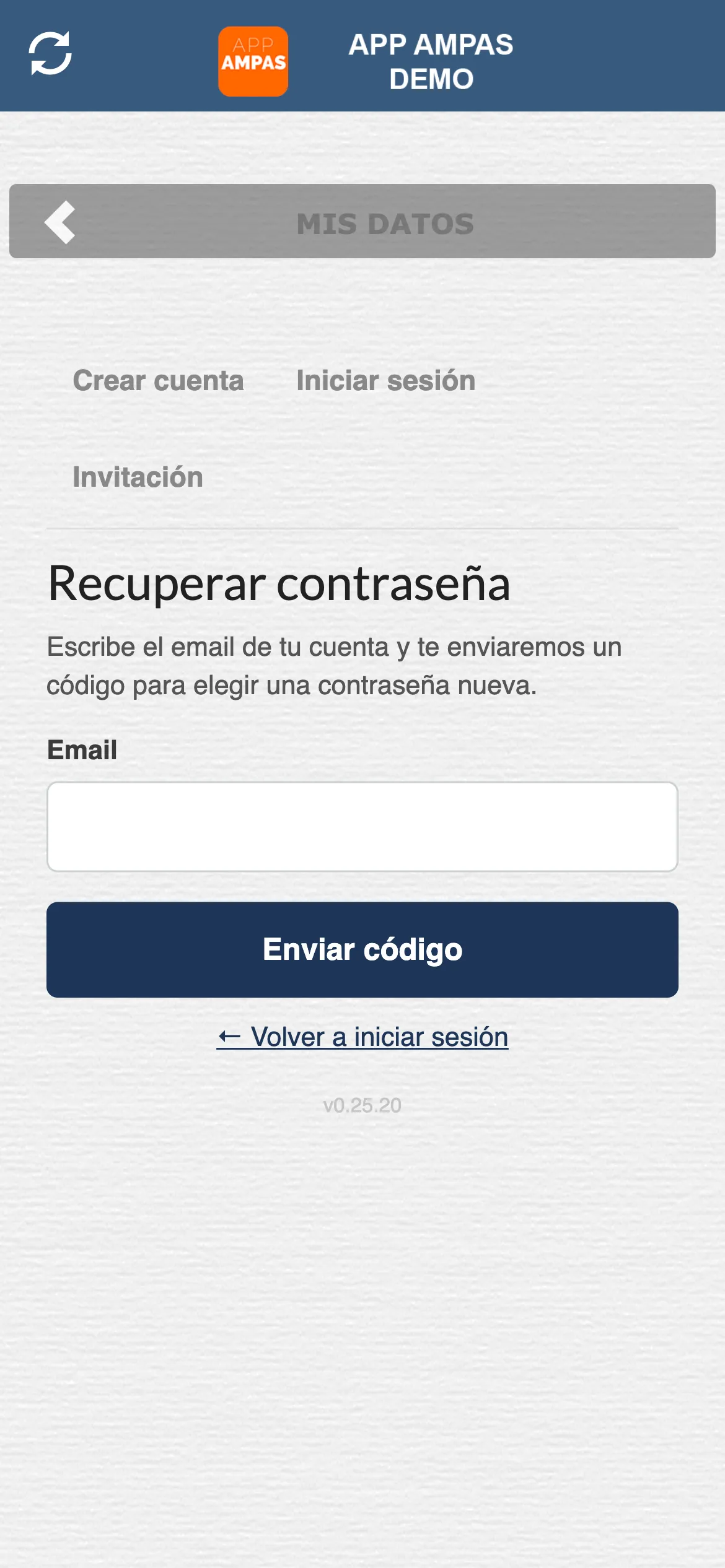 Pantalla de recuperar la contraseña: explica que se escribe el correo de la cuenta y se recibe un código para elegir una contraseña nueva, con el campo del correo y el botón de enviar el código.